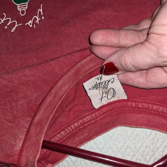 Christmas tshirt 'it's lit' red distress-wash green ornament women's XL NWOT - Picture 3 of 5